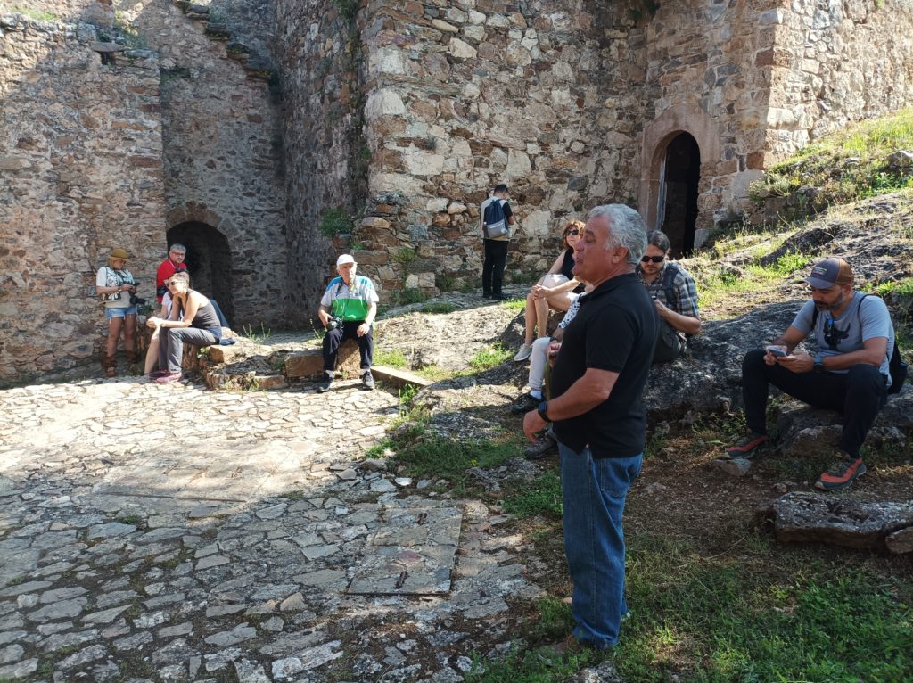 Explicando a blogueros y periodistas la historia del Castillo de Cornatel