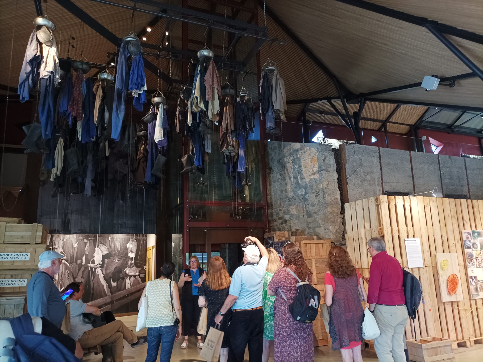 Blogueros y periodistas al comienzo de la visita guiada en el Museo de la Energía.