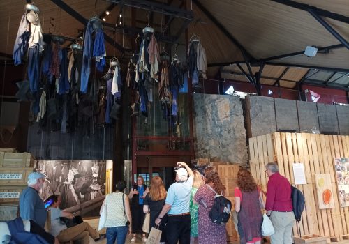 Blogueros y periodistas al comienzo de la visita guiada en el Museo de la Energía.